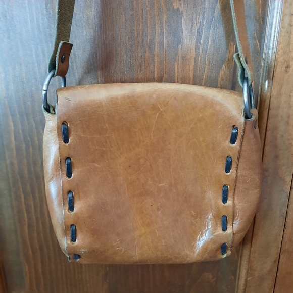 Vintage handcrafted boho tan brown leather floral stamped crossbody bag - Picture 9 of 11